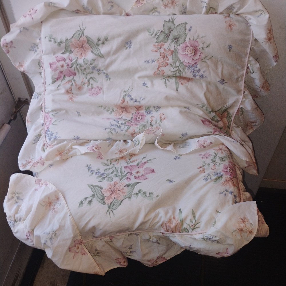 Floral Ruffled Pillowcases - Picture 4 of 7